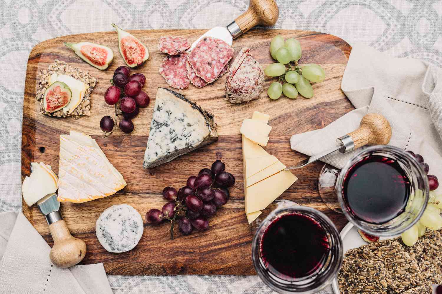 Platou de branzeturi si charcuterie cu phase de vin, fructe de sezon si paine